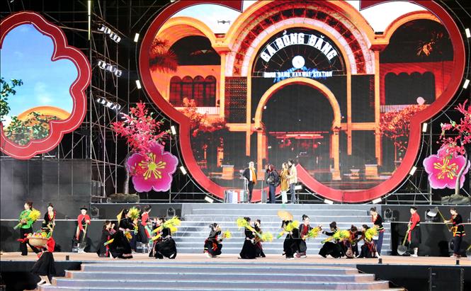 Tiết mục nghệ thuật độc đáo mang đậm bản sắc của đồng bào các dân tộc Lạng Sơn tại lễ hội. Ảnh: Văn Đạt - TTXVN