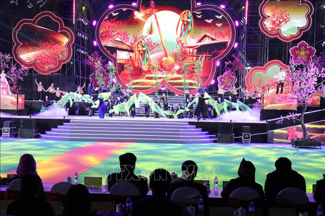 Tiết mục nghệ thuật độc đáo mang đậm bản sắc của đồng bào các dân tộc Lạng Sơn tại lễ hội. Ảnh: Văn Đạt - TTXVN