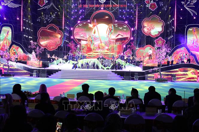 Tiết mục nghệ thuật độc đáo mang đậm bản sắc của đồng bào các dân tộc Lạng Sơn tại lễ hội. Ảnh: Văn Đạt - TTXVN