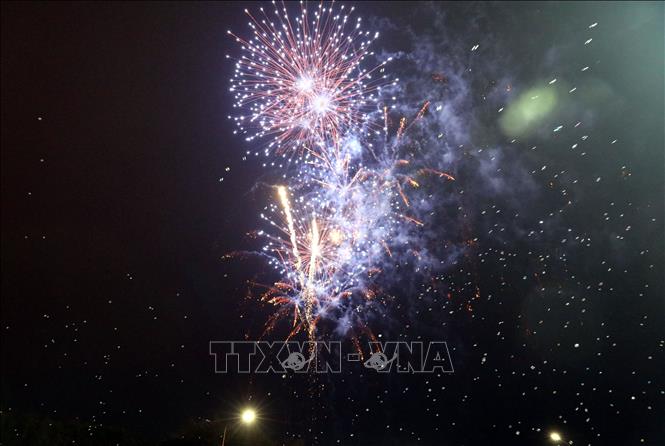 Trình diễn pháo hoa tầm cao lần đầu tiên trong Lễ hội hoa đào xứ Lạng, tạo điểm nhấn thu hút khách du lịch. Ảnh: Văn Đạt - TTXVN