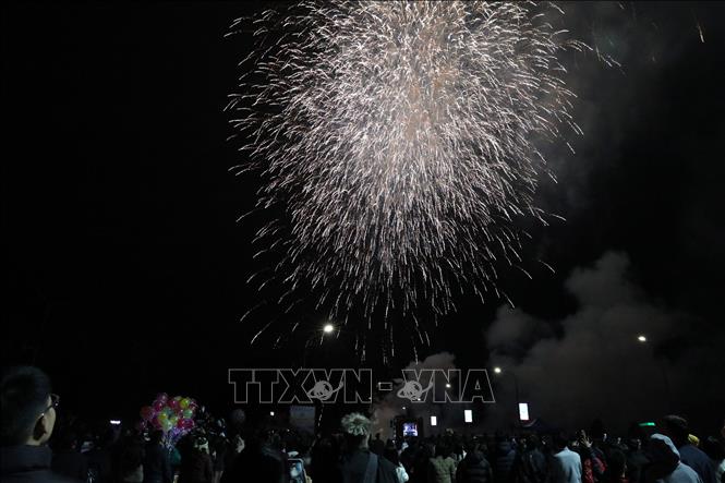 Lần đầu tiên trong Lễ hội hoa đào xứ Lạng có trình diễn màn pháo hoa tầm cao đẹp mắt, tạo điểm nhấn thu hút khách du lịch. Ảnh: Văn Đạt - TTXVN