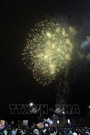 Lần đầu tiên trong Lễ hội hoa đào xứ Lạng có trình diễn màn pháo hoa tầm cao đẹp mắt, tạo điểm nhấn thu hút khách du lịch. Ảnh: Văn Đạt - TTXVN