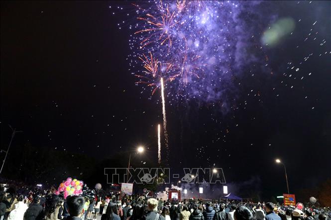 Lần đầu tiên trong Lễ hội hoa đào xứ Lạng có trình diễn màn pháo hoa tầm cao đẹp mắt, tạo điểm nhấn thu hút khách du lịch. Ảnh: Văn Đạt - TTXVN