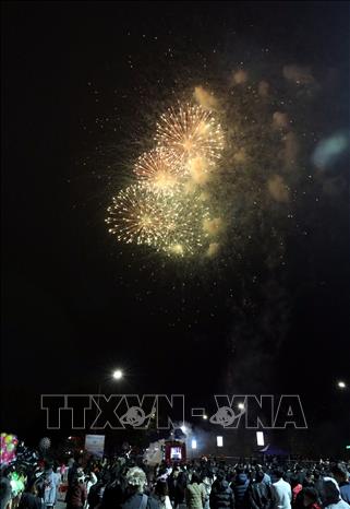 Lần đầu tiên trong Lễ hội hoa đào xứ Lạng có trình diễn màn pháo hoa tầm cao đẹp mắt, tạo điểm nhấn thu hút khách du lịch. Ảnh: Văn Đạt - TTXVN