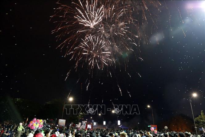 Lần đầu tiên trong Lễ hội hoa đào xứ Lạng có trình diễn màn pháo hoa tầm cao đẹp mắt, tạo điểm nhấn thu hút khách du lịch. Ảnh: Văn Đạt - TTXVN