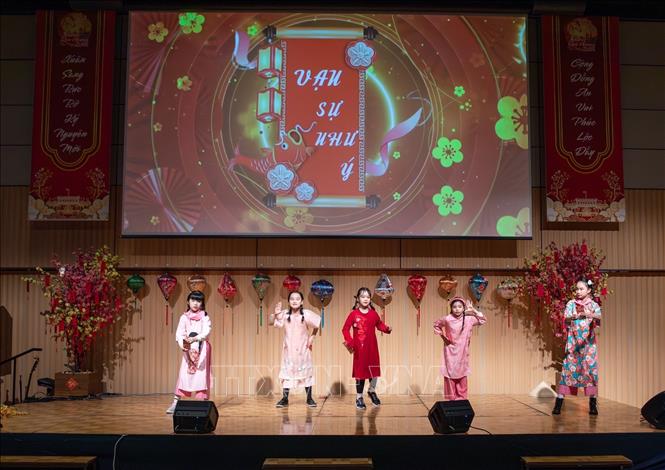 Con em kiều bào trình diễn văn nghệ mừng Xuân Bính Ngọ 2026 Ảnh: Xuân Giao - PV TTXVN tại Nhật Bản