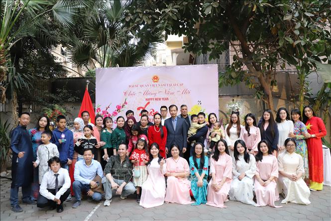 Đại sứ Nguyễn Nam Dương với bà con cộng đồng người Việt tại Ai Cập. Ảnh: Nguyễn Trường-TTXVN tại Ai Cập