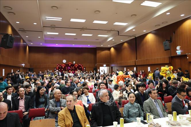 Đông đảo bà con Việt kiều và khách mời tham dự sự kiện. Ảnh: Việt Thắng - pv TTXVN tại Áo