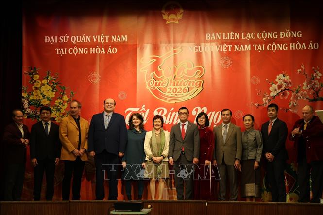 Các thành viên Ban liện lạc tại Áo chụp ảnh lưu niệm cùng đại diện nước sở tại. Ảnh: Việt Thắng - pv TTXVN tại Áo