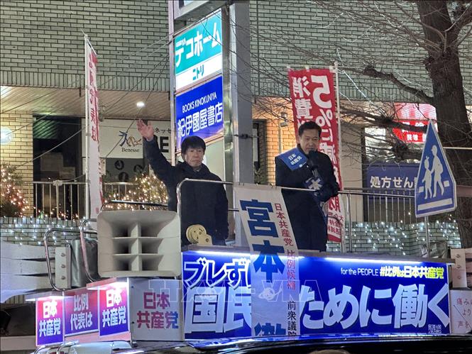 Các ứng cử viên đảng Cộng sản Nhật Bản vận động tranh cử trước ngày bỏ phiếu. Ảnh: Phạm Tuân/pv TTXVN tại Tokyo.