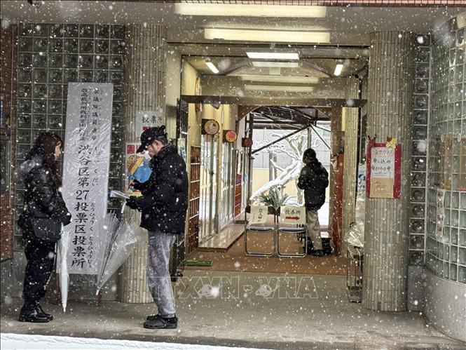 Cử tri bỏ phiếu tại khu vực bầu cử số 27, quân Shibuya ở thủ đô Tokyo sáng ngày 8/2. Ảnh: Phạm Tuân/pv TTXVN tại Tokyo.