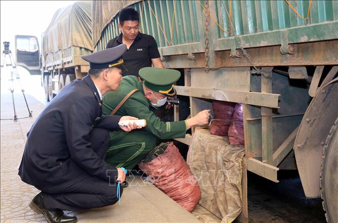 Lực lượng Biên phòng và Hải quan Cửa khẩu Quốc tế Cha Lo phối hợp kiểm tra hàng hóa. Ảnh: Tá Chuyên - TTXVN