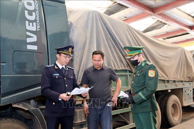Lực lượng Biên phòng và Hải quan Cửa khẩu Quốc tế Cha Lo phối hợp kiểm tra giấy tờ, phương tiện qua cửa khẩu. Ảnh: Tá Chuyên - TTXVN