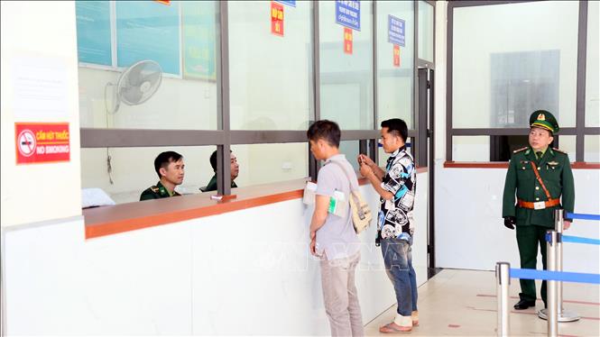 Cán bộ Trạm Biên phòng Cửa khẩu Quốc tế Cha Lo làm thủ tục nhập cảnh cho người và phương tiện. Ảnh: Tá Chuyên - TTXVN