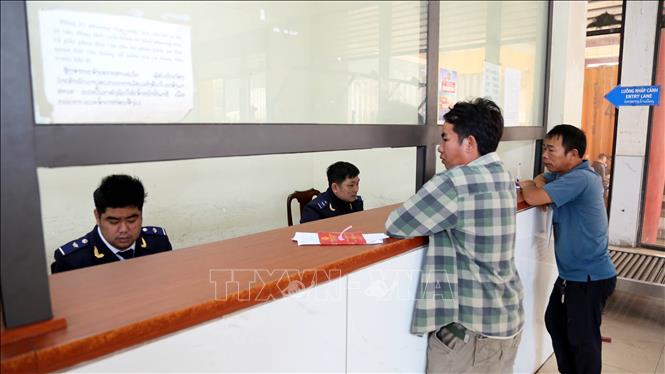 Lực lượng Hải quan cửa khẩu quốc tế Cha Lo kiểm tra hồ sơ phương tiện. Ảnh: Tá Chuyên - TTXVN