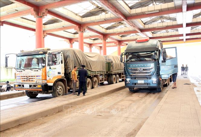 Lưu lượng phương tiện lớn, thời gian thông quan gấp rút, tiềm ẩn nguy cơ gia tăng vận chuyển hàng lậu, hàng cấm, hàng không rõ nguồn gốc xuất xứ tại cửa khẩu quốc tế Cha Lo (Quảng Trị). Ảnh: Tá Chuyên - TTXVN