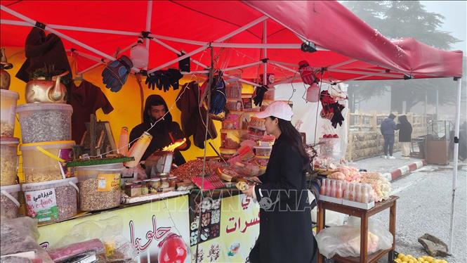 Một cửa hàng bán trà nóng và các loại hạt đặc trưng của Algeria ở trung tâm thị trấn. Ảnh: Mạnh Hùng - P/v TTXVN tại Algeria 