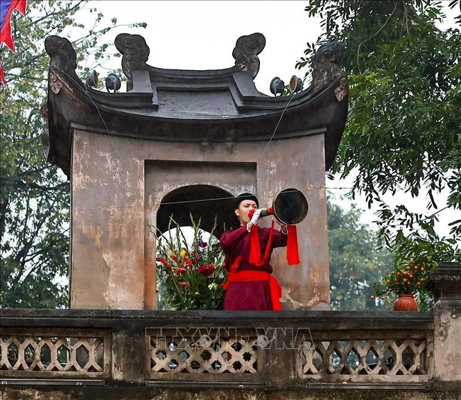 Loan báo tin Xuân trong Lễ Mở cửa Ô tại Ô Quan Chưởng (Hà Nội) – cánh cửa thành cổ mang nhiều dấu ấn lịch sử của Thăng Long xưa. Ảnh: Thanh Tùng - TTXVN 