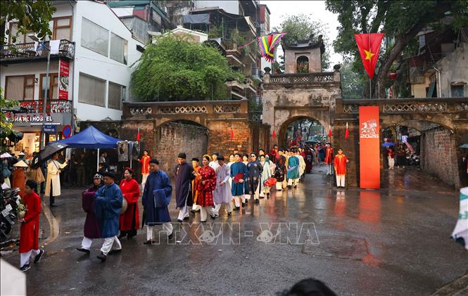 Đoàn rước, dâng lễ cửa Đình đi qua Ô Quan Chưởng sau Lễ mở Cửa ô. Ảnh: Thanh Tùng - TTXVN 