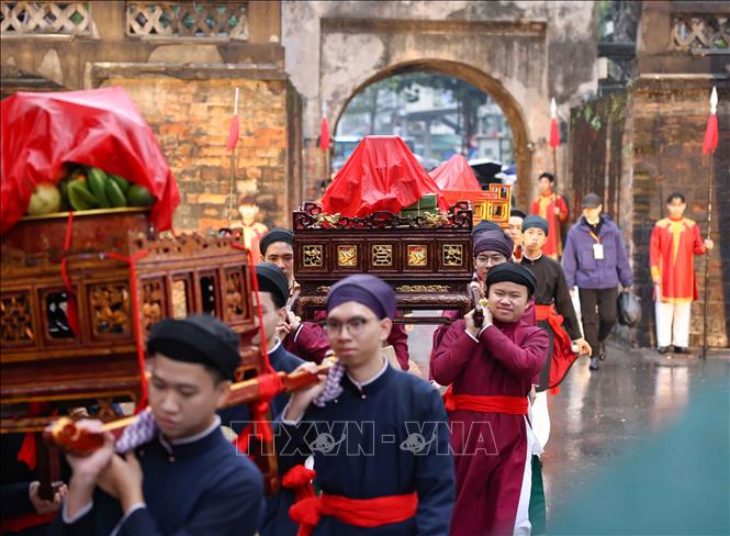 Đoàn rước, dâng lễ cửa Đình đi qua Ô Quan Chưởng sau Lễ mở Cửa ô. Ảnh: Thanh Tùng - TTXVN 