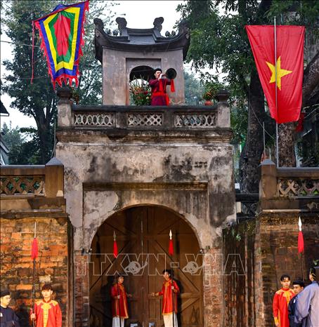 Loan báo tin Xuân trong Lễ Mở cửa Ô tại Ô Quan Chưởng (Hà Nội) – cánh cửa thành cổ mang nhiều dấu ấn lịch sử của Thăng Long xưa. Ảnh: Thanh Tùng - TTXVN 