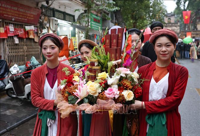 Các nam, nữ thanh niên của Hà Nội và các địa phương trong trang phục truyền thống tham gia đoàn rước lễ. Ảnh: Thanh Tùng - TTXVN