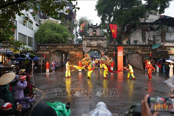 Múa Sư tử trong Lễ mở Cửa Ô, khởi đầu mùa Xuân Thăng Long - Hà Nội. Ảnh: Thanh Tùng - TTXVN 