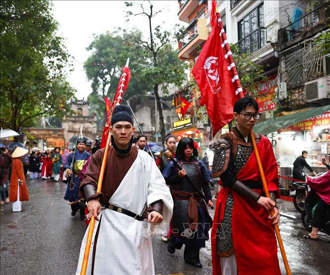 Những bộ trang phục được phục dựng công phu, lấy cảm hứng từ triều phục, áo dài ngũ thân, áo tấc, áo nhật bình, áo giao lĩnh… tạo nên một dòng chảy sắc màu rực rỡ giữa phố xuân. Ảnh: Thanh Tùng - TTXVN 