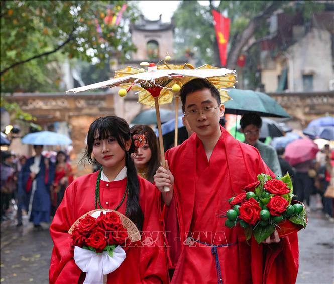 Các nam, nữ thanh niên của Hà Nội và các địa phương trong trang phục truyền thống tham gia đoàn rước lễ. Ảnh: Thanh Tùng - TTXVN
