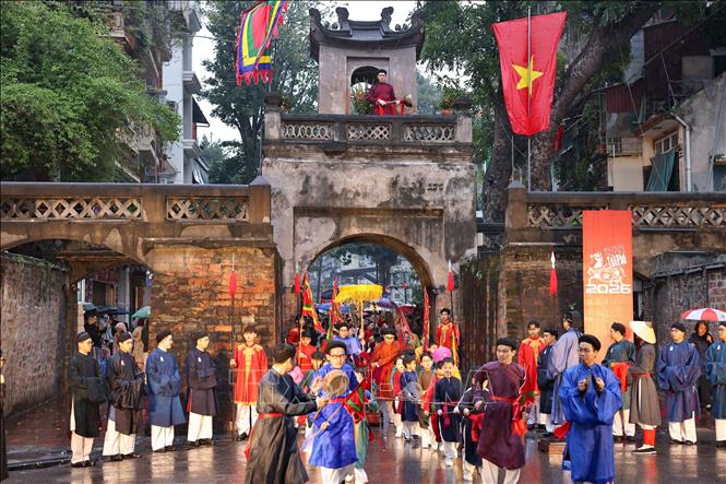 Trong không khí trang nghiêm và linh thiêng, hàng trăm người dân, nghệ sĩ, các thành viên cộng đồng văn hóa trong trang phục truyền thống tạo thành đoàn rước lễ tiến vào khu vực 36 phố phường, như một nghi thức loan báo tin mừng: mùa xuân mới đã trở về với Kinh kỳ. Ảnh: Thanh Tùng - TTXVN 