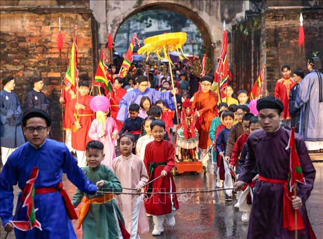 Đoàn rước thiếu nhi trong trang phục truyền thống, cùng nhau kéo những chú ngựa gỗ được trang trí theo mô hình ngựa đồ chơi của người Hà Nội những năm đầu thế kỷ XX - một hình ảnh gợi nhớ ký ức xưa mộc mạc, thân thương. Ảnh: Thanh Tùng - TTXVN 