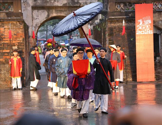 Trong không khí trang nghiêm và linh thiêng, hàng trăm người dân, nghệ sĩ, các thành viên cộng đồng văn hóa trong trang phục truyền thống tạo thành đoàn rước lễ tiến vào khu vực 36 phố phường, như một nghi thức loan báo tin mừng: mùa xuân mới đã trở về với Kinh kỳ. Ảnh: Thanh Tùng - TTXVN 