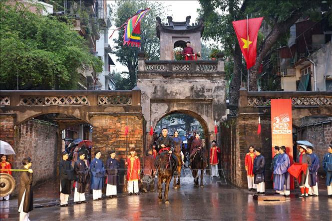 Người dân và du khách được chiêm ngưỡng màn trình diễn của các chú ngựa trong nghi lễ rước hoa - loan báo tin xuân, do CLB Kỵ Xạ Việt Nam (Hà Nội) thực hiện. Ảnh: Thanh Tùng - TTXVN  