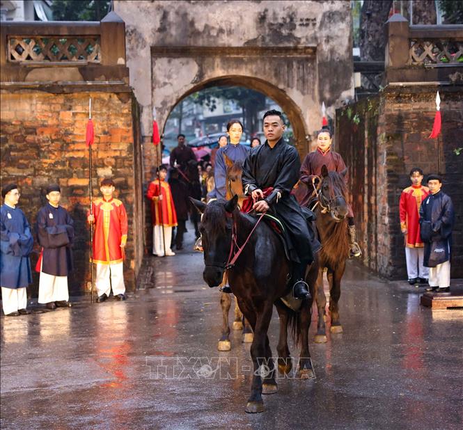 Người dân và du khách được chiêm ngưỡng màn trình diễn của các chú ngựa trong nghi lễ rước hoa - loan báo tin xuân, do CLB Kỵ Xạ Việt Nam (Hà Nội) thực hiện. Ảnh: Thanh Tùng - TTXVN  