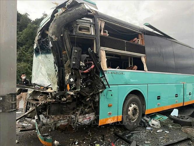 Vụ tai nạn giao thông liên hoàn trên cao tốc Vân Phong - Nha Trang. Ảnh: TTXVN phát