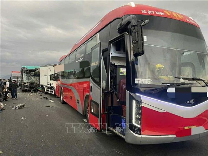 Vụ tai nạn giao thông liên hoàn trên cao tốc Vân Phong - Nha Trang. Ảnh: TTXVN phát