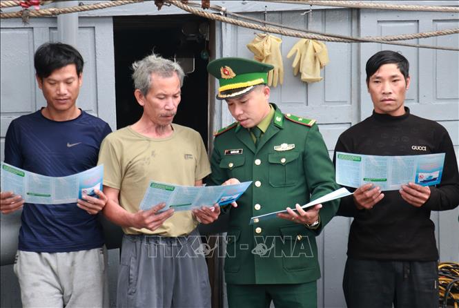 Lực lượng biên phòng tuyên truyền về phòng, chống khai thác hải sản bất hợp pháp, không báo cáo và không theo quy định. Ảnh: Tường Vi - TTXVN