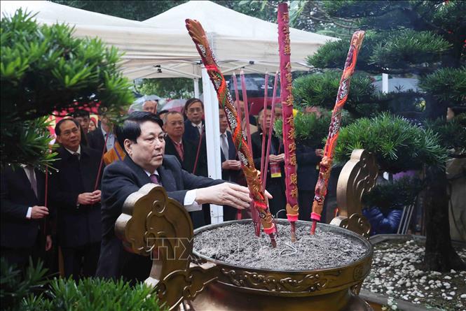 Chủ tịch nước Lương Cường dâng hương tại đền Ngọc Sơn. Ảnh: An Đăng - TTXVN