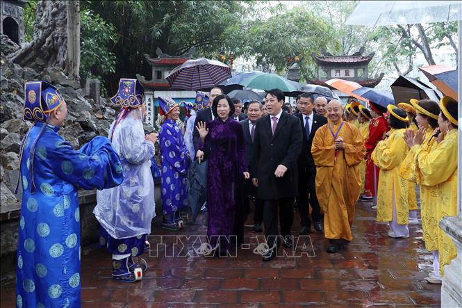 Chủ tịch nước Lương Cường và Phu nhân đến dâng hương tại đền Ngọc Sơn. Ảnh: TTXVN