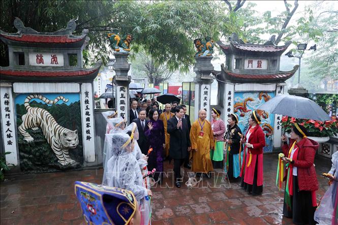 Chủ tịch nước Lương Cường và Phu nhân cùng các đại biểu đến dâng hương tại đền Ngọc Sơn. Ảnh: TTXVN