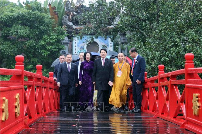 Chủ tịch nước Lương Cường và Phu nhân cùng các đại biểu đến dâng hương tại đền Ngọc Sơn. Ảnh: TTXVN