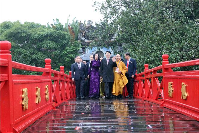 Chủ tịch nước Lương Cường và Phu nhân cùng các đại biểu đến dâng hương tại đền Ngọc Sơn. Ảnh: TTXVN