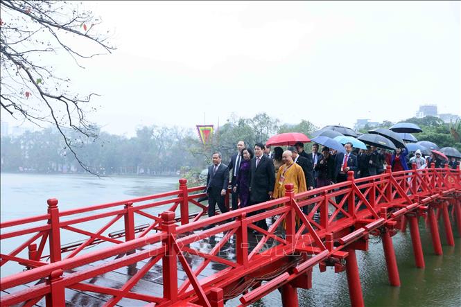 Chủ tịch nước Lương Cường và Phu nhân cùng các đại biểu đến dâng hương tại đền Ngọc Sơn. Ảnh: TTXVN