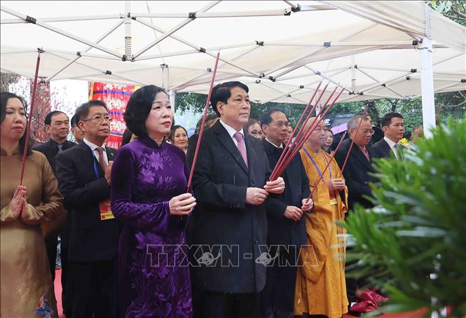 Chủ tịch nước Lương Cường và Phu nhân cùng các đại biểu dâng hương tại đền Ngọc Sơn. Ảnh: An Đăng - TTXVN