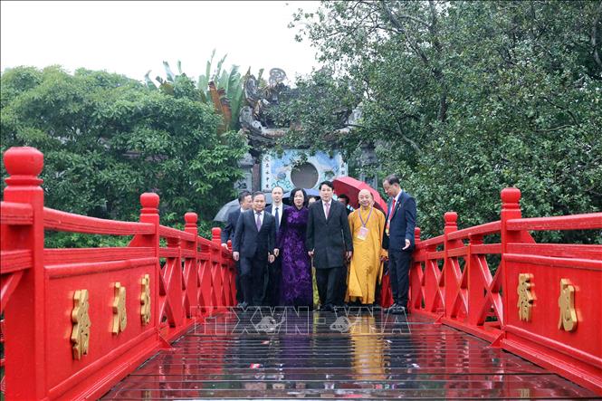 Chủ tịch nước Lương Cường và Phu nhân cùng các đại biểu đến dâng hương tại đền Ngọc Sơn. Ảnh: TTXVN