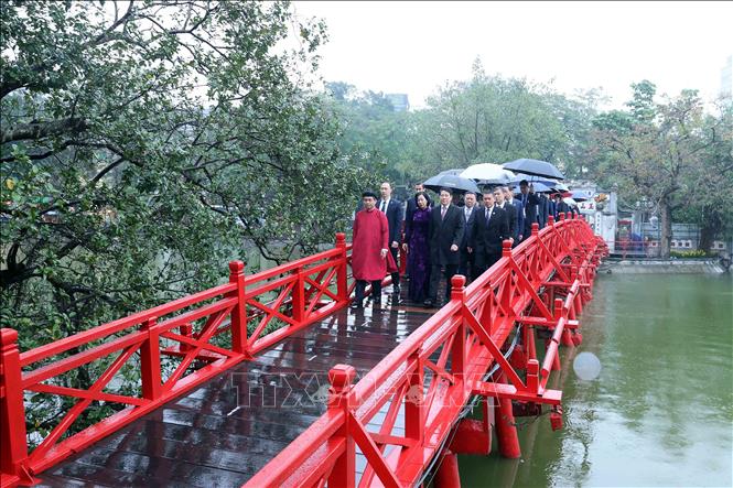 Chủ tịch nước Lương Cường và Phu nhân cùng các đại biểu đến đền Ngọc Sơn làm lễ dâng hương. Ảnh: An Đăng - TTXVN