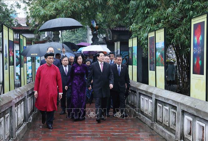 Chủ tịch nước Lương Cường và Phu nhân cùng các đại biểu tham quan Đền Ngọc Sơn. Ảnh: An Đăng - TTXVN