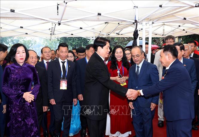 Chủ tịch nước Lương Cường với các đại biểu dự lễ dâng hương trước tượng đài Vua Lý Thái Tổ. Ảnh: Lâm Khánh - TTXVN