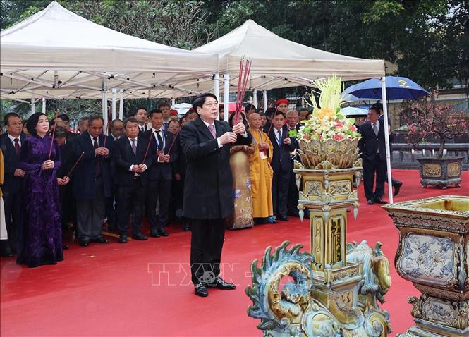 Chủ tịch nước Lương Cường dâng hương trước tượng đài Vua Lý Thái Tổ. Ảnh: Lâm Khánh - TTXVN