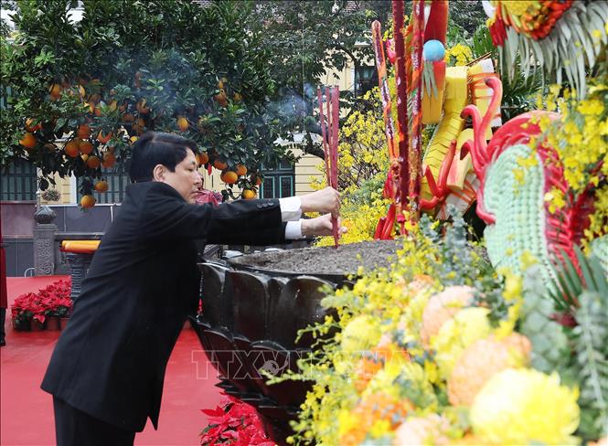 Chủ tịch nước Lương Cường dâng hương trước tượng đài Vua Lý Thái Tổ. Ảnh: Lâm Khánh - TTXVN